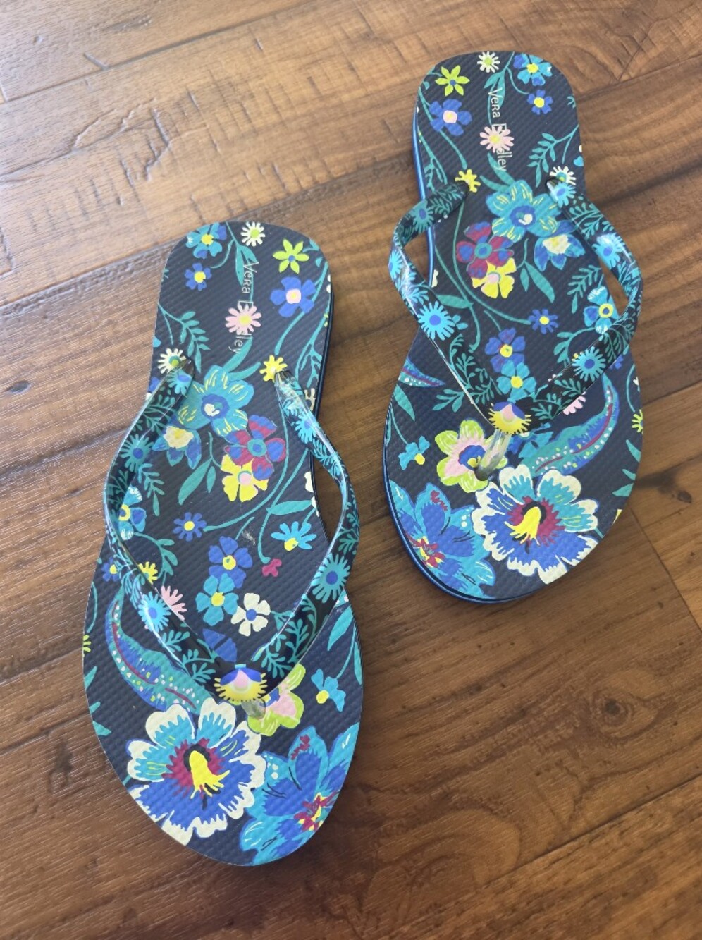 Vera Bradley Firefly Floral Print Flip Flops - Blue Multicolor. Sz 5-6